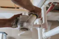 Réparation d’une fuite sur trop plein et vidange de baignoire