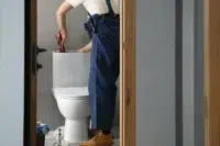 Réparation d’une fuite entre la cuvette et le réservoir du WC posé